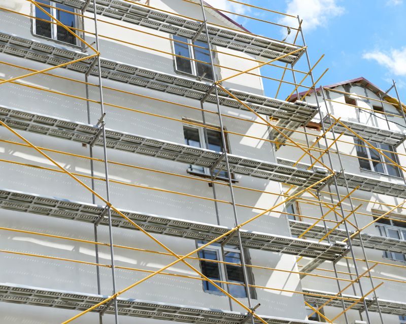 Ein gelbes Gerüst vor dem Haus