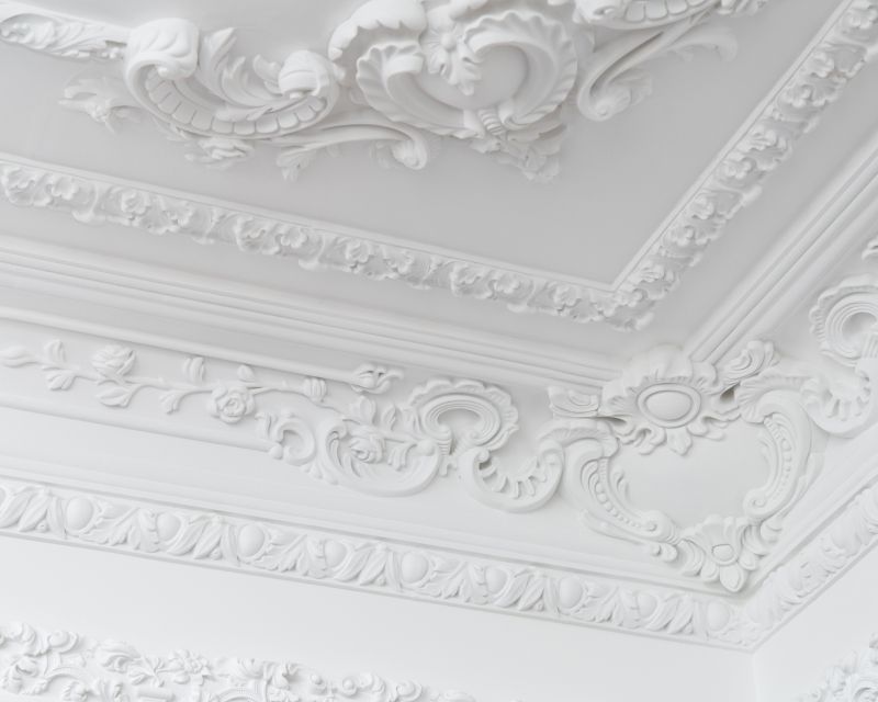 Weißes Stuck an der Decke